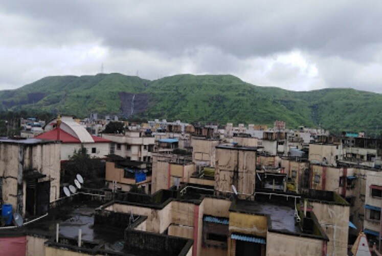 Adai_a large building with a bunch of animals on top of it